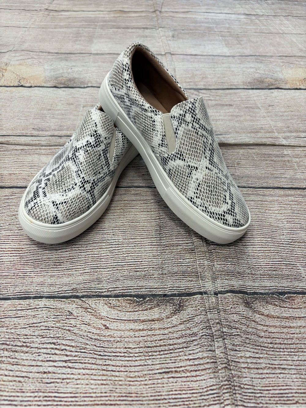 😍 women’s Slip-On Sneakers in Snake Print White